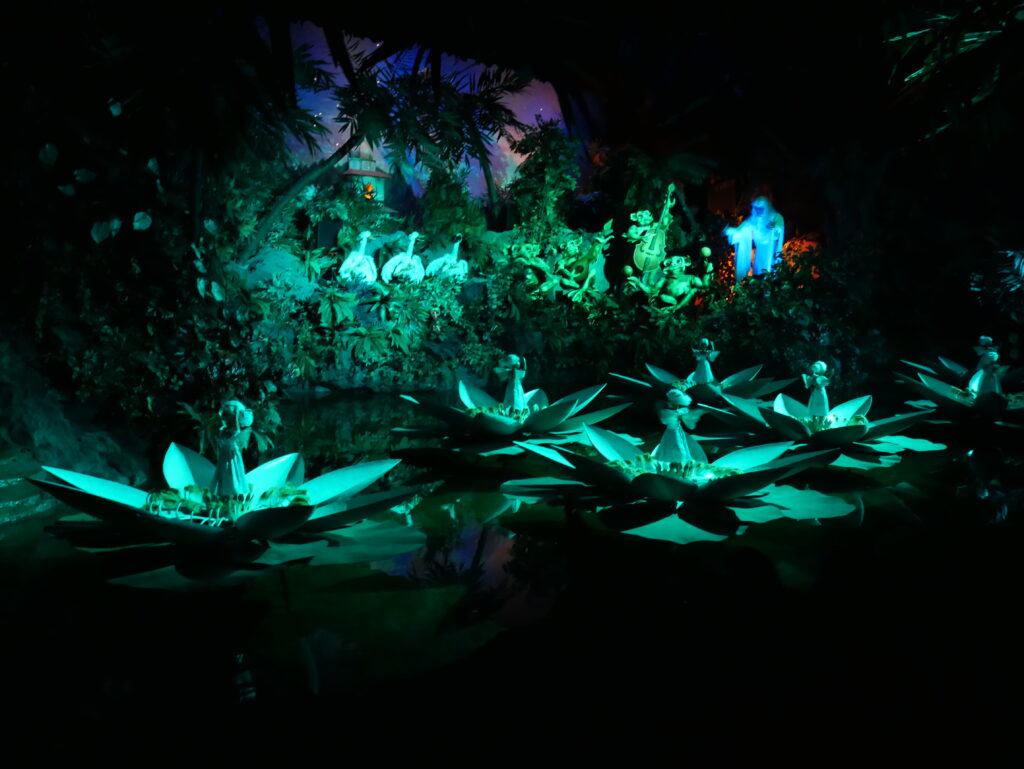 Indoor animated fairy lilies at Efteling