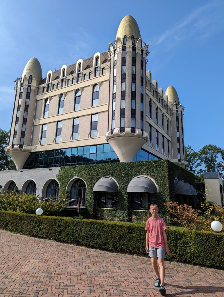 child standing outside the Efteling hotel