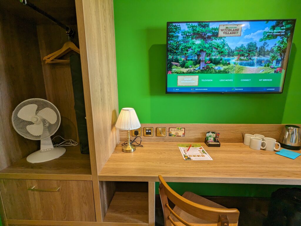 legoland woodland lodges tv and desk