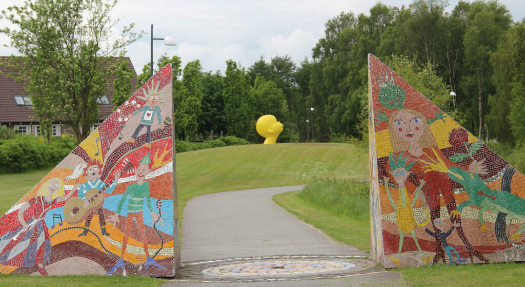 View of two sculptures at Skulpturpark Billund